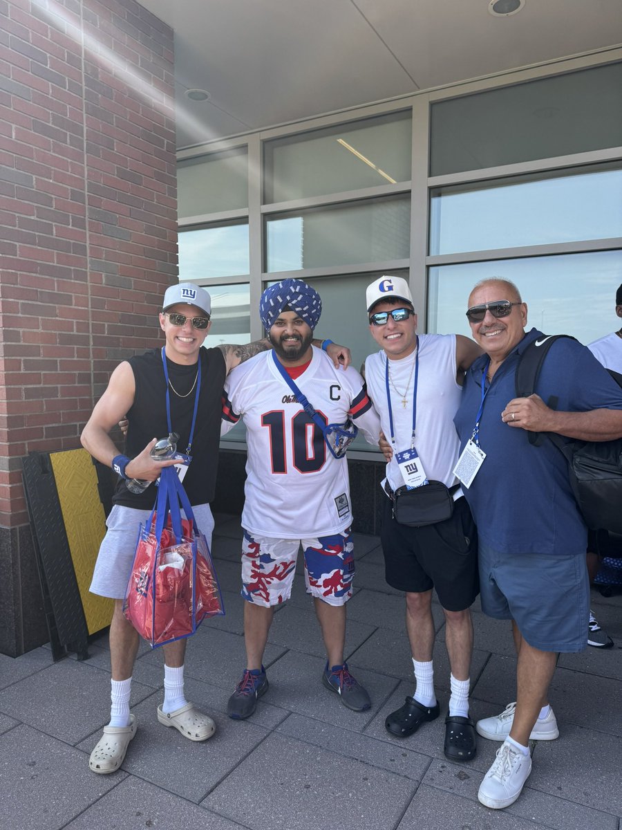 With the Daddy Joe &amp; Scarlotta Brothers!!  #Theyareitaaiiaan 🤌🏼 #Cawfeelovers #NYGiants  #GiantsTurbanGuy #TheGiantSingh