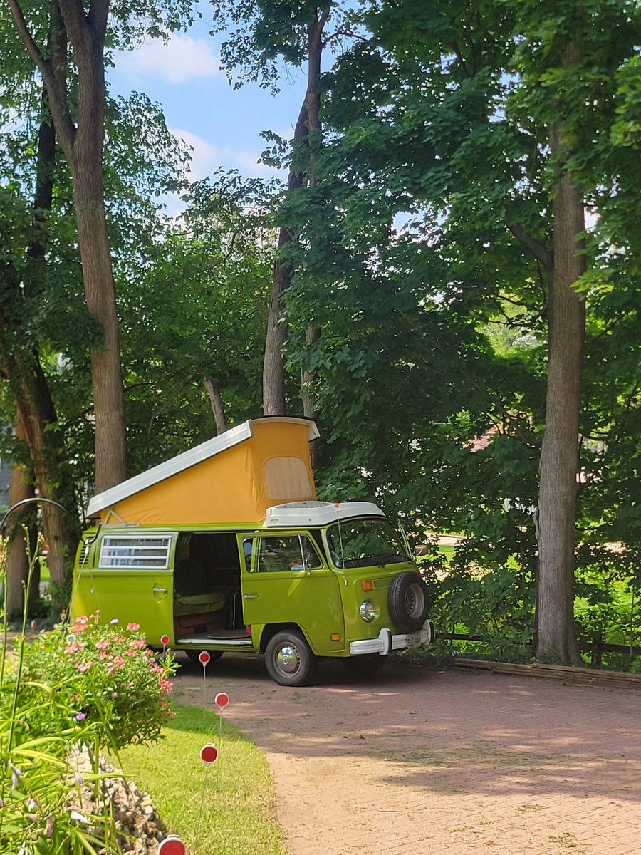 vwcampmobile's tweet photo. We had a nice drive this morning, and then a great lunch at The Railside Bar and Grill in Nelson, IL. The bus is washed and ready for tomorrow!

#VWCampmobile #vwbus #vwwestfalia #westfalia #vwkombi #Campmobile #vwcamper https://t.co/XmUOZpVRWc