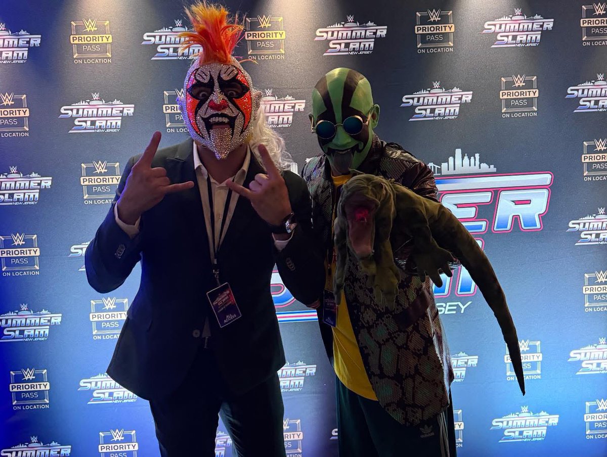 Psychooriginal's tweet image. We are ready in #summerslam  , with our friend THE BEST IN THE WORLD , YEZKA , MR IGUANA , and me.
GRACIAS A TODOS POR SU APOYO. @wweespanol @WWE @luchalibreaaa