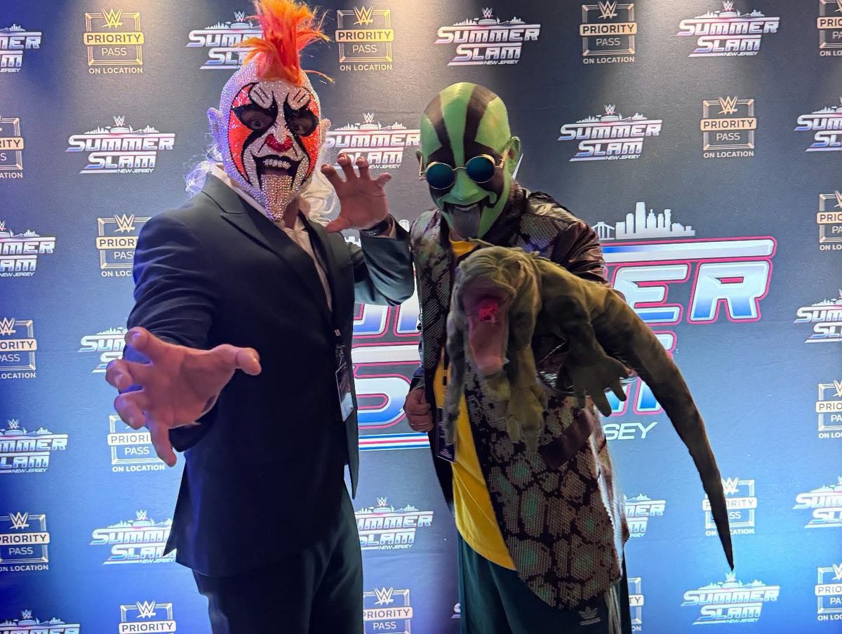 Psychooriginal's tweet image. We are ready in #summerslam  , with our friend THE BEST IN THE WORLD , YEZKA , MR IGUANA , and me.
GRACIAS A TODOS POR SU APOYO. @wweespanol @WWE @luchalibreaaa
