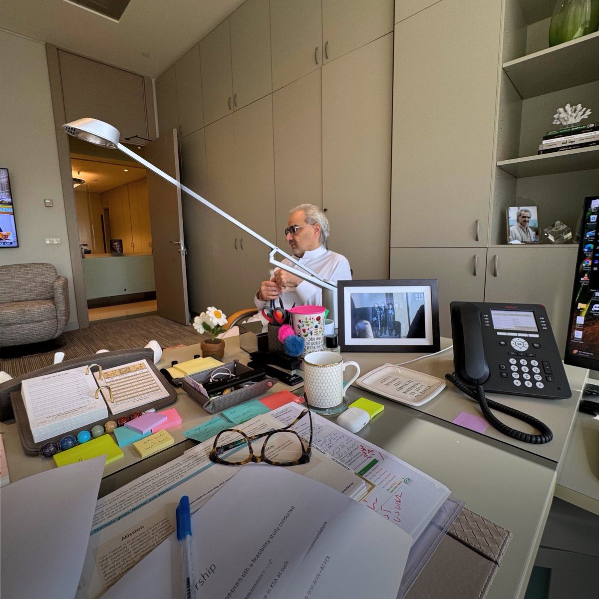 #مكتب_شكاوي_ابو_خالد_للمساعدات_الأنسانيه 
بين تفاصيل العمل واجتماعات اليوم، زانت أجواء المكتب بزيارة والدي الأمير الوليد بن طلال حفظه الله 🤍