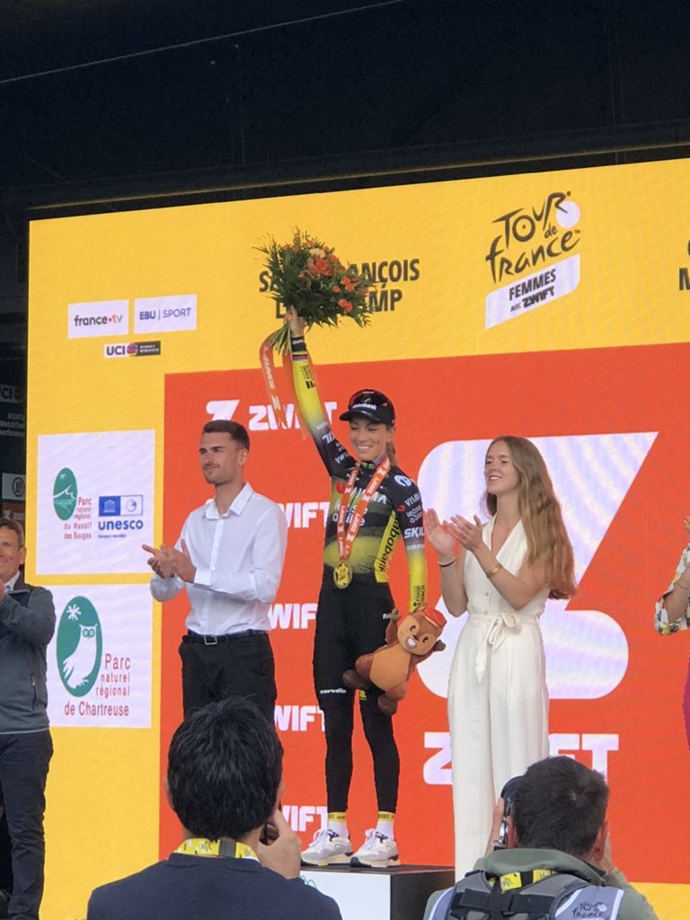 Les images du podium du #TDFF2025 après cette belle étape du col de la Madeleine et une Française au sommet. Comme une géante Pauline Ferrand-Prévot !
