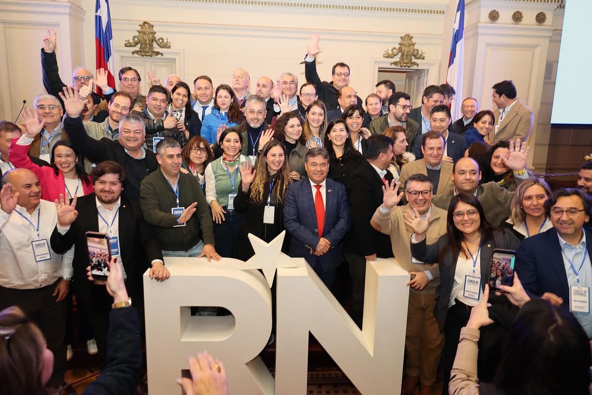 Víctor Blanco (@victorblanco_c) on Twitter photo Hoy, en el Consejo General, ratificamos nuestro pacto y la plantilla parlamentaria.
En <a href="/RNchile/">Renovación Nacional 🇨🇱</a> tenemos un tremendo equipo para los desafíos que vienen. Con esta gran lista y junto a <a href="/evelynmatthei/">Evelyn Matthei</a>, vamos a trabajar con toda la energía para construir un Chile mejor 🇨🇱 Hoy, en el Consejo General, ratificamos nuestro pacto y la plantilla parlamentaria.
En <a href="/RNchile/">Renovación Nacional 🇨🇱</a> tenemos un tremendo equipo para los desafíos que vienen. Con esta gran lista y junto a <a href="/evelynmatthei/">Evelyn Matthei</a>, vamos a trabajar con toda la energía para construir un Chile mejor 🇨🇱