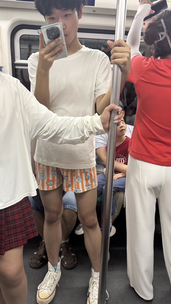 人和裤头都好可爱，想摸摸