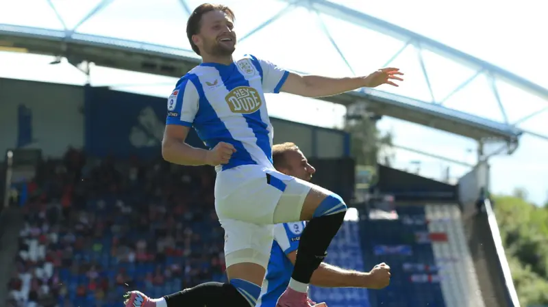 barmyarmyuk's tweet photo. MATCH STATS
#htafc 3-0 #lofc
Poss %: 44-56
Shots: 14-14
Shots On Target: 8-3
Shots Blocked: 1-1
Dangerous Attacks: 38-43
Corners: 6-2
Passes: 298-376
Final Third Passes: 102-96
Pass Success %: 65-78
Key Passes: 9-9
Touches: 473-586
Fouls: 14-11
Cards: 3-0
Att: 17,062
#HUDLEY https://t.co/Q9b9WB8Ekr