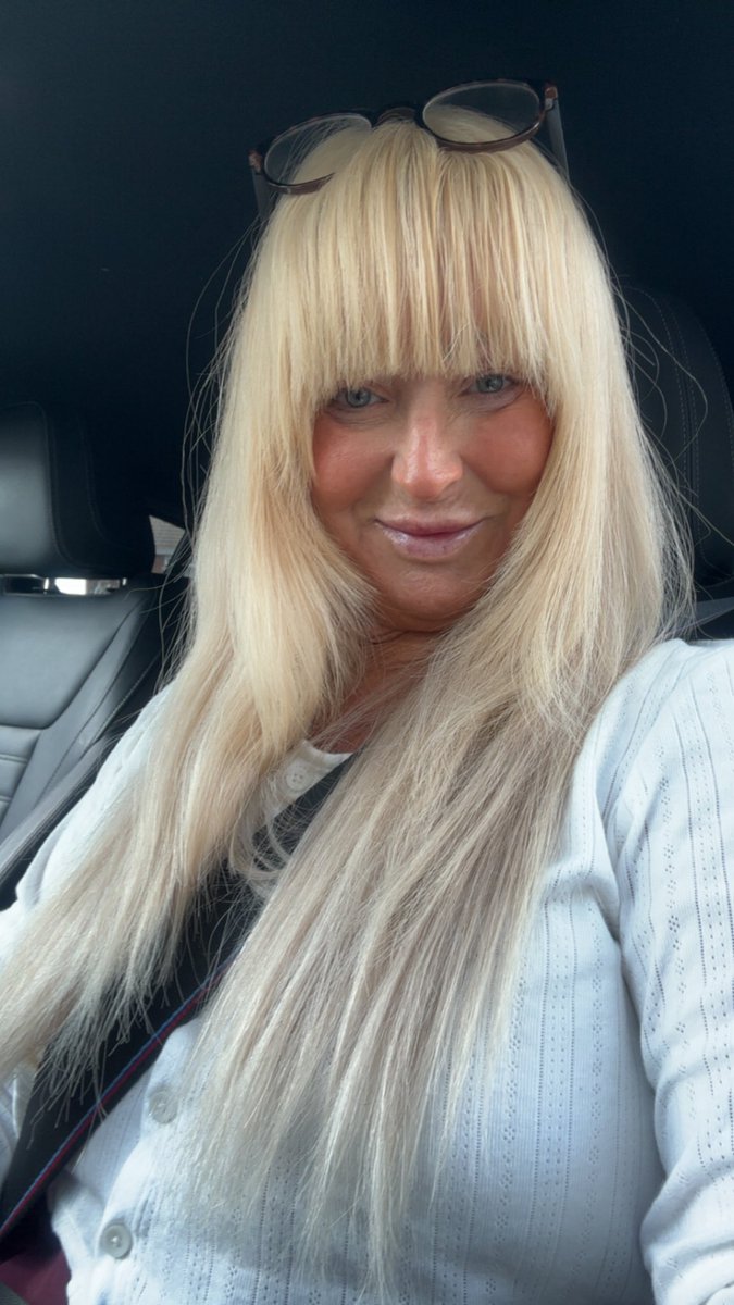 Evening 👋🏻what a glorious day it’s been today🌞Ive got a large V waiting for me wen I get home🍸👌🏻🥰😘