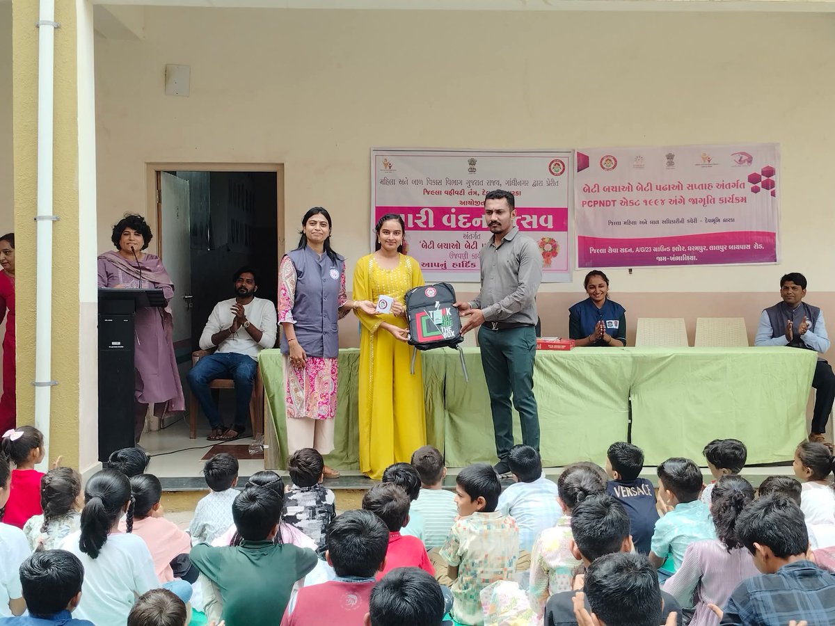 DhewDwarka's tweet image. નારી વંદન સપ્તાહ અંતર્ગત બેટી બચાઓ બેટી પઢાઓ દિવસની ઉજવણી આલ્ફા વિદ્યા સંકુલ ખાતે વિદ્યાર્થીનીઓને વિવિધ યોજનાઓથી માહિતગાર કરવામાં આવેલ અને રક્ષાબંધનની ઉજવણી કરવામાં આવેલ.કાર્યક્રમમાં ધોરણ-૧૦માં પ્રથમ આવેલ વિદ્યાર્થીનીને BBBPએજ્યુકેશન કીટ,કિચેન અને મગ દ્વારા સન્માનિત કરાવામાં આવેલ