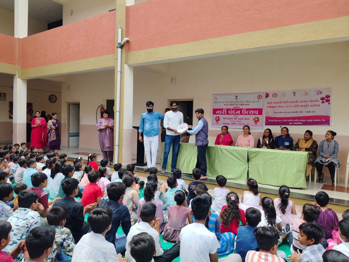 DhewDwarka's tweet image. નારી વંદન સપ્તાહ અંતર્ગત બેટી બચાઓ બેટી પઢાઓ દિવસની ઉજવણી આલ્ફા વિદ્યા સંકુલ ખાતે વિદ્યાર્થીનીઓને વિવિધ યોજનાઓથી માહિતગાર કરવામાં આવેલ અને રક્ષાબંધનની ઉજવણી કરવામાં આવેલ.કાર્યક્રમમાં ધોરણ-૧૦માં પ્રથમ આવેલ વિદ્યાર્થીનીને BBBPએજ્યુકેશન કીટ,કિચેન અને મગ દ્વારા સન્માનિત કરાવામાં આવેલ