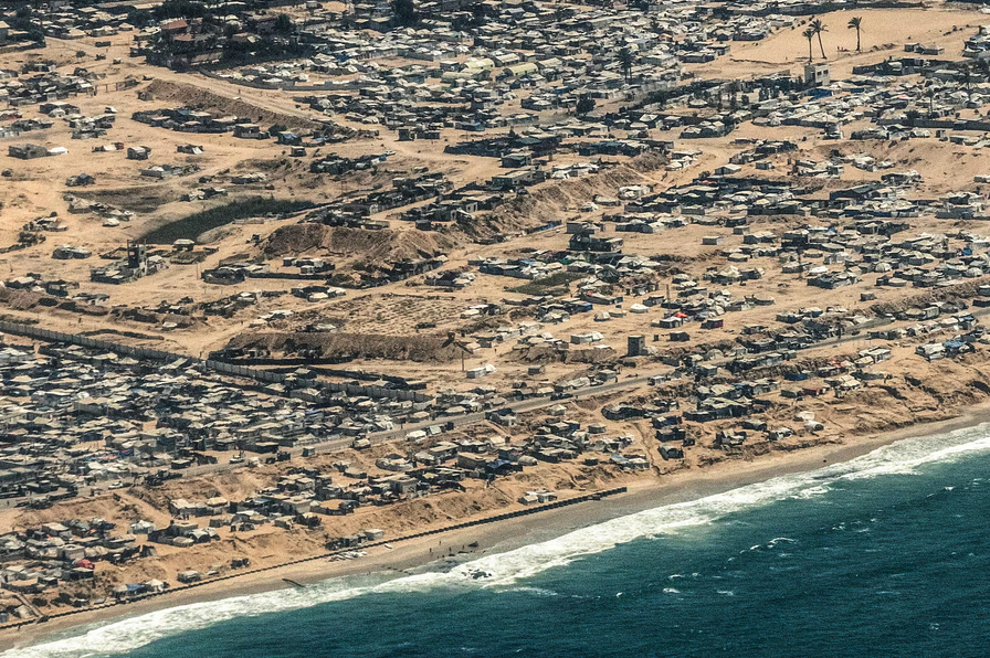 5/ Tent cities on the beach. Unclear where exactly.
