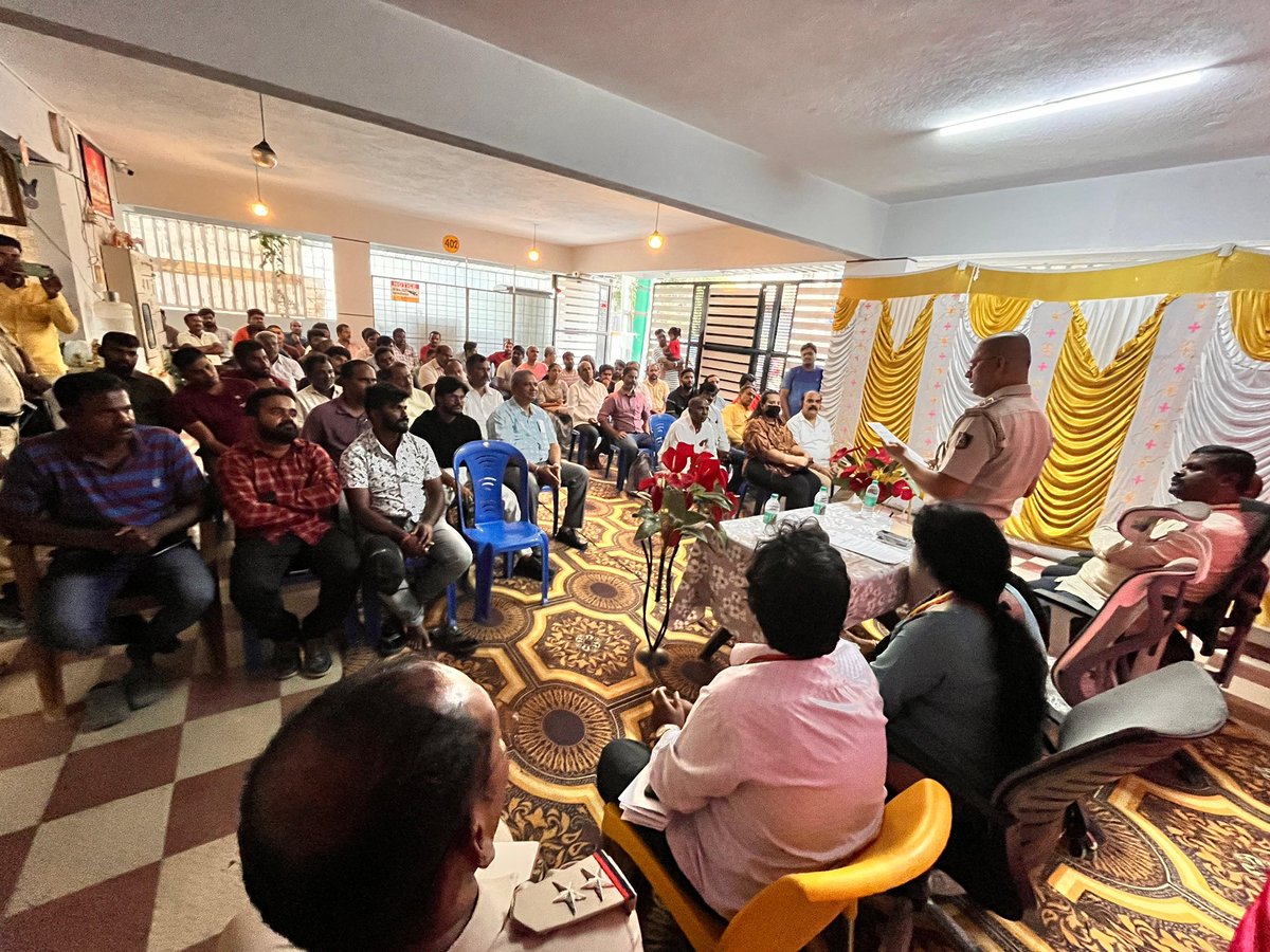 Kengeribcpksp/ಕೆಂಗೇರಿ ಪೊಲೀಸ್ ಠಾಣೆ (@kengeribcpksp) on Twitter photo ಈ ದಿನ BBMP ಅಧಿಕಾರಿಗಳೊಂದಿಗೆ ಠಾಣಾ ಸರಹದ್ದಿನ ಪಿ.ಜಿ ಮಾಲೀಕರ ಸಭೆಯನ್ನು ಕರೆದು, ಬಿ.ಬಿ.ಎಂ.ಪಿ ಸುತ್ತೋಲೆ ಅನ್ವಯ ಕ್ರಮ ಕೈಗೊಳ್ಳುವಂತೆ ಸೂಚನೆ ನೀಡಿರುತ್ತೆ. <a href="/AcpKengeri/">ACP Kengeri Sub Division | ಎಸಿಪಿ ಕೆಂಗೇರಿ ಉಪ-ವಿಭಾಗ</a> <a href="/BlrCityPolice/">ಬೆಂಗಳೂರು ನಗರ ಪೊಲೀಸ್ BengaluruCityPolice</a> ಈ ದಿನ BBMP ಅಧಿಕಾರಿಗಳೊಂದಿಗೆ ಠಾಣಾ ಸರಹದ್ದಿನ ಪಿ.ಜಿ ಮಾಲೀಕರ ಸಭೆಯನ್ನು ಕರೆದು, ಬಿ.ಬಿ.ಎಂ.ಪಿ ಸುತ್ತೋಲೆ ಅನ್ವಯ ಕ್ರಮ ಕೈಗೊಳ್ಳುವಂತೆ ಸೂಚನೆ ನೀಡಿರುತ್ತೆ. <a href="/AcpKengeri/">ACP Kengeri Sub Division | ಎಸಿಪಿ ಕೆಂಗೇರಿ ಉಪ-ವಿಭಾಗ</a> <a href="/BlrCityPolice/">ಬೆಂಗಳೂರು ನಗರ ಪೊಲೀಸ್ BengaluruCityPolice</a>