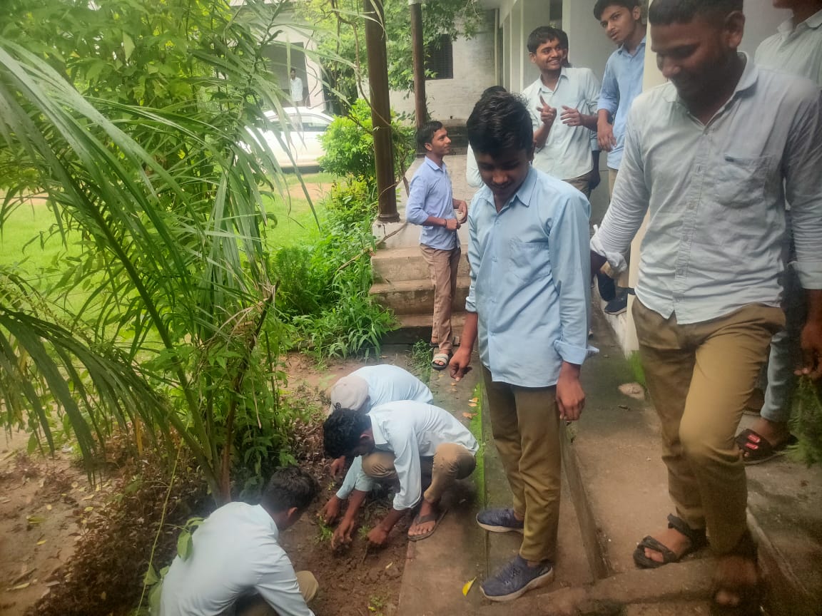 SVIC_Sahar's tweet photo. ग्राम पुर्वा देवीदास निवासी बलवीर जी द्वारा प्रदान की गई गेंदा की पौध को छात्रों ने विद्यालय प्रांगण में स्नेहपूर्वक रोपित किया। बलवीर जी का यह कार्य सामाजिक सहयोग का उत्कृष्ट उदाहरण है। #cee #GenCAN
#svicsahar #auraiya #up 
#स्कूल_सरकारी_पढ़ाई_असरकारी #अपना_स्कूल_सबसे_कूल https://t.co/WmDWdWusFR
