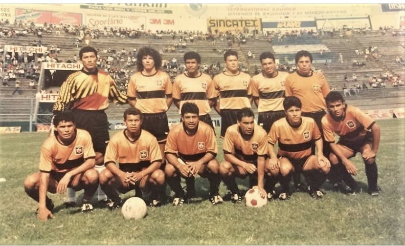 C.D. Águila - 1993

Los emplumados, con una alienación de solo jugadores nacionales. 

𝐏𝐚𝐫𝐚𝐝𝐨𝐬: Raúl García, Wilfredo “Pacaya” Figueroa, “Pelé” Zapata, Héctor Rosales y Roberto Hernández y  N. Cardenas (Masajista).
𝐀𝐛𝐚𝐣𝐨: Salvador Coreas, Wendell Ramos, Manuel Ramos