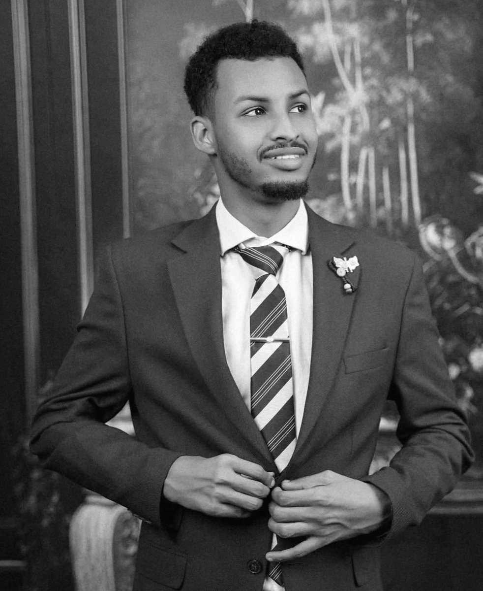 Magaciisu wuxuu ahaa Abuukar Muxudiin Axmed, Da’da: 31 sano jir, wuxuuna ku magacownaa Madaxa Laanta Warqabadka, Agaasinka Sirdoonka Caasimadda (NISA)
• wuxuu si buuxda ugu biirin hay’adda Nabad Sugidda iyo Sirdoonka Qaranka (NISA) sanadkii 2018. 

Abuukar wuxuu soo noqday