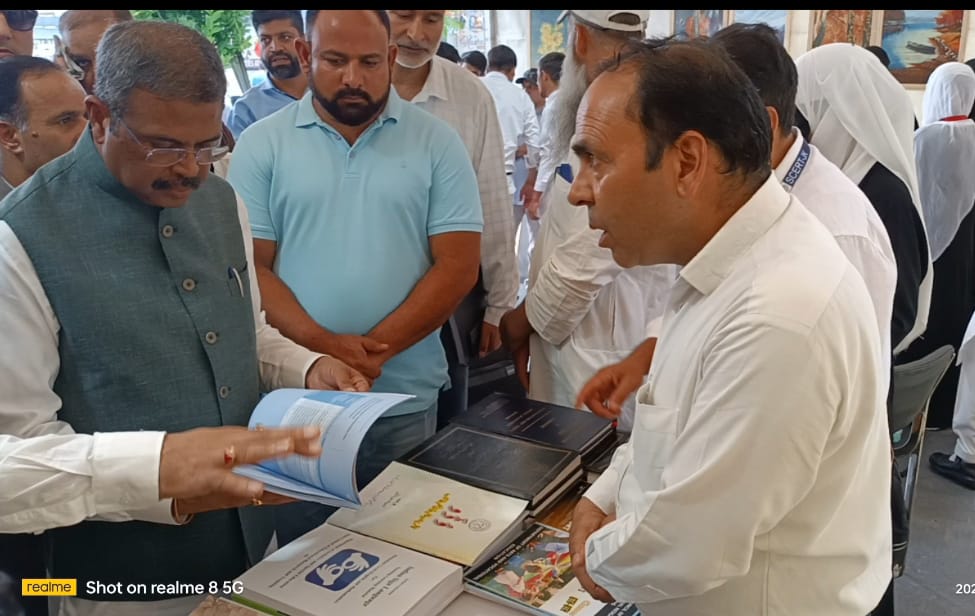 All J&K Lecturers Association (@jkpsclecturers) on Twitter photo Grateful to Hon'ble Union Edu Minister Shri <a href="/dpradhanbjp/">Dharmendra Pradhan</a> for graciously appreciating & receiving book"Ten Bagless Days" at Chinar Book Festival.This recognition shines a national spotlight on the efforts of School edu dept promoting joyful, experiential & vocational learning Grateful to Hon'ble Union Edu Minister Shri <a href="/dpradhanbjp/">Dharmendra Pradhan</a> for graciously appreciating & receiving book"Ten Bagless Days" at Chinar Book Festival.This recognition shines a national spotlight on the efforts of School edu dept promoting joyful, experiential & vocational learning