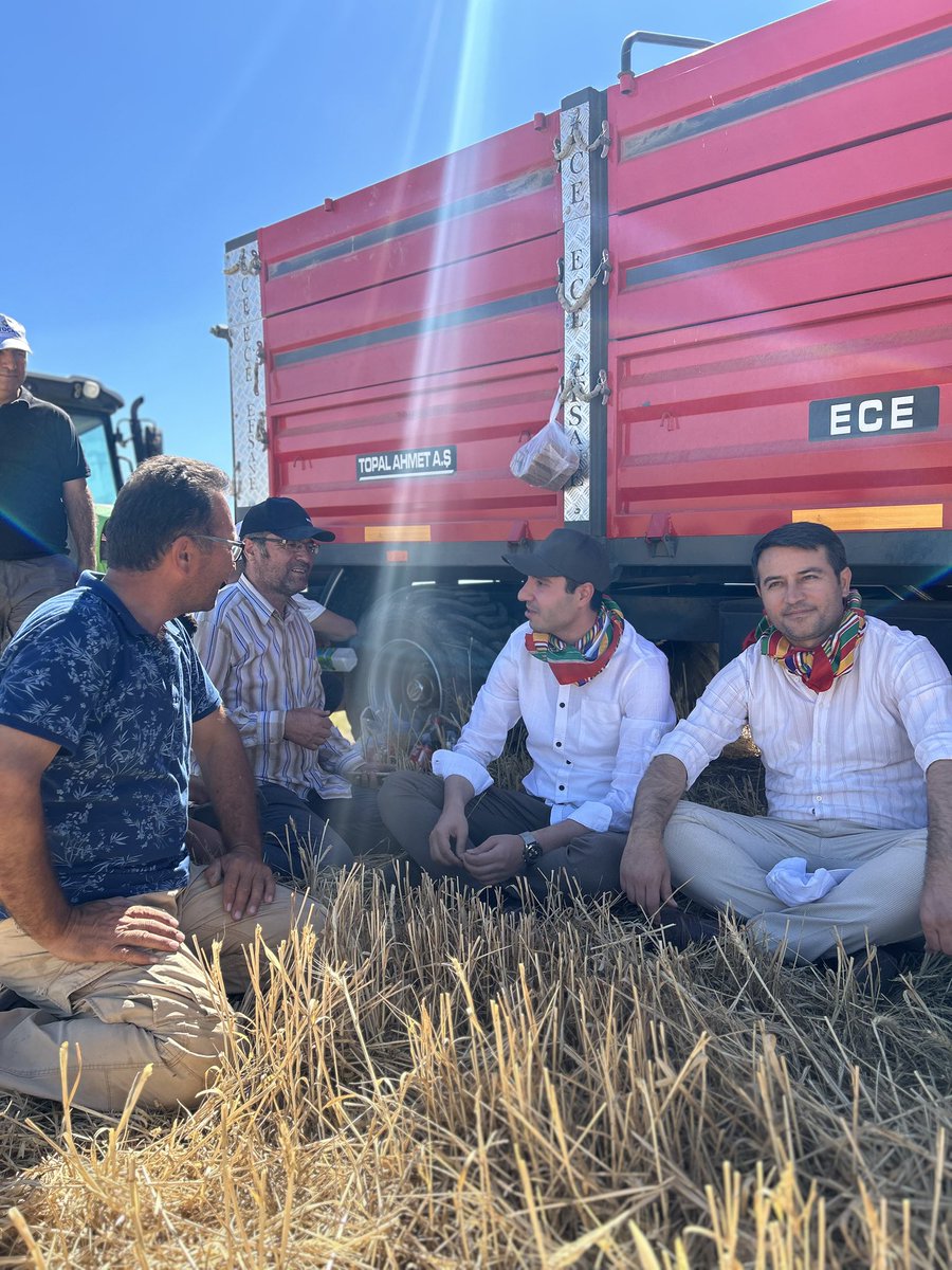 ibrahimErgin63's tweet photo. VEDA MESAJI

Aziz Karakeçilili hemşehrilerim,

Her ayrılış bir imtihan, her görev bir emanettir. Devletimizin takdiriyle yürüttüğüm görevim boyunca Karakeçili’nin asil insanlarıyla aynı havayı solumak, aynı hedefe omuz vermek benim için büyük bir şerefti. Şimdi ise, yurt dışı dil eğitimi sebebiyle sizlerden bir süreliğine ayrılıyorum.

Karakeçili yalnızca bir coğrafya değil, bir ruh, bir mensubiyet, bir vakardır. Burası, Ertuğrul Gazi’nin torunlarının yurdu; yörük iradesinin, kardeşliğin, vatan sevgisinin yaşayan timsalidir. Bu ilçede görev yapmak sadece bir mesleki sorumluluk değil, aynı zamanda gönülden bağlı olduğum bir manevi yolculuk oldu.

Sizlerin “hemşehrimiz”, “akrabamız” diyerek bağrınıza basmanız, gönlünüzde yer açmanız, bana bu topraklara ait olduğumu hissettirdi. Her adımda sizinle birlikte olmaktan, acınızı, sevincinizi paylaşmaktan onur duydum. Eğer bir hayra vesile olabildiysem, o da Rabbimin inayeti, sizlerin duasıyladır.

Karakeçili’nin bendeki yeri, yalnızca mesai hatırası değil; bir duadır, bir minnettir, bir vefadır.

Hakkınızı helal ediniz. Benim varsa helal olsun. Rabbim birlik ve beraberliğimizi daim, Karakeçili’mizi her daim güçlü, huzurlu ve bereketli kılsın. Burası her zaman benim gönlümdeki yerini koruyacak

Bu duygularla kaleme aldığım ve Karakeçili’ye olan sevgimi mısralarla dile getirdiğim şiirimi de sizlerle paylaşmak isterim:

⸻

*Devletin Menbaıdır Şanlı Karakeçili*

Yaman olur Karakeçili’nin tekesi
Çok güzel olur içli ketesi
Devletine asla karşı çıkmaz çetesi
Devletin menbaıdır şanlı Karakeçili

Evlerinde hazırdır bulguru, aşı
Kızılırmak’tan sulanır toprağı, taşı
Vatan sevdasıyla düşer gözünden yaşı
Devletin menbaıdır şanlı Karakeçili

Etiyle sucuğuyla can verir ekonomiye
Tüm şehir olur sıcacık tek bir hane
Halkı, kaymakamı ile bir yekpare
Devletin menbaıdır şanlı Karakeçili

Tüm ülkede meşhurdur sucuğu eti
Memleket sevdasıyla ödenir diyeti
Tevazu ve hoşgörüdür şehrin niyeti
Devletin menbaıdır şanlı Karakeçili

İki köyü vardır birbirine bakan
Birinin adı Sulubük, diğerininki Akkoşan
Boşnak ve Tatar vardır hem de kahraman
Devletin menbaıdır şanlı Karakeçili

Getirmiş Obayı buraya Ertuğrul Gazi
Pek bereketlidir demiş burada arazi
Keçilerimiz kara olsun, atlarımız Kırâti
Devletin menbaıdır şanlı Karakeçili

⸻

Allah’a emanet olun.

Muhabbetle, duayla,
İbrahim ERGİN
Karakeçili Kaymakamı