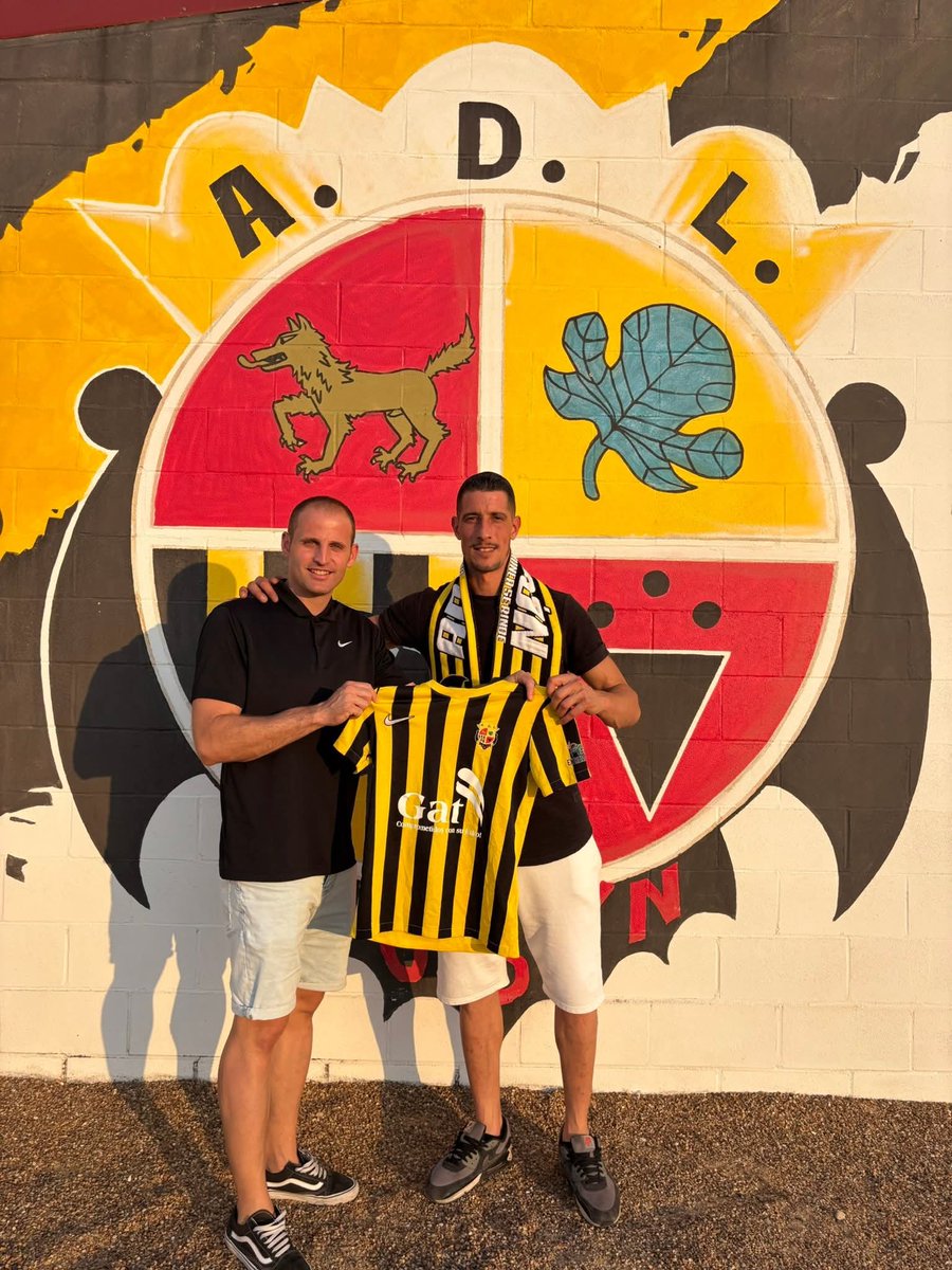 NOTICIA 1ª DIVISIÓN EXTREMEÑA:

Pedro Juan (a la derecha de la imagen) descuelga las botas y esta temporada compaginará la presidencia de la <a href="/ADLobon/">𝐀𝐃 𝐋𝐨𝐛𝐨́𝐧</a> con la defensa de la aurinegra sobre el verde.