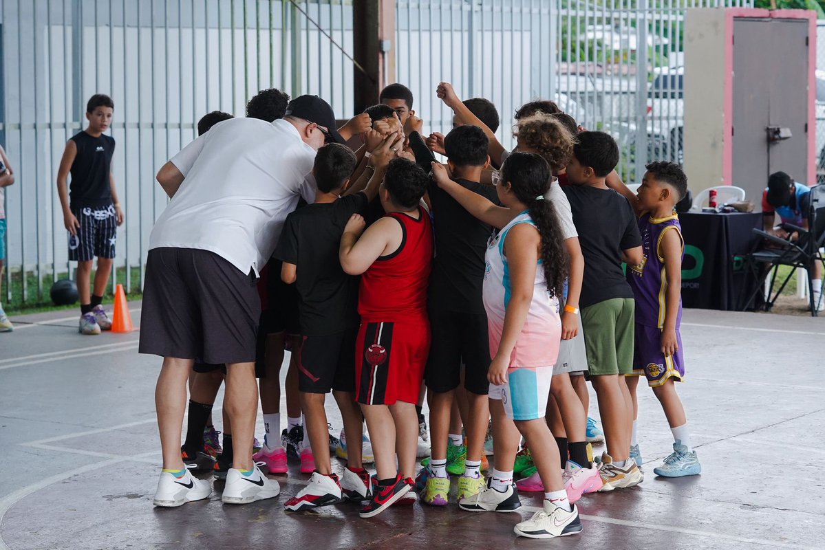 Hiram, Cuco, Omar y Coach Wil estuvieron esta mañana compartiendo con los niños en una Clínica de Baloncesto en la Cancha Bajo Techo de Borinquen Parcelas 🫱🏻‍🫲🏾

Agradecemos al Municipio de Caguas por invitarnos hoy a su evento Todos Somos Comunidad 🏀