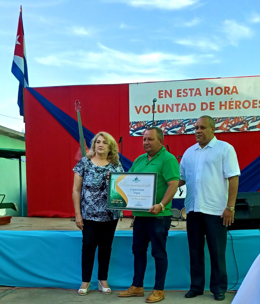En el acto por el cumplimiento de la  zafra y sus derivados en la <a href="/MelanioHdez21/">Melanio Hernández</a> se reconocen a todos los que aportaron al cumplimiento de la contienda.
#SanctiSpíritusEnMarcha 
#CubaEstáFirme 
#Taguasco 
<a href="/DeivyPrezMartn1/">Deivy Pérez Martín</a> <a href="/DiazCanelB/">Miguel Díaz-Canel Bermúdez</a> <a href="/PartidoPCC/">Partido Comunista de Cuba</a> <a href="/DrRobertoMOjeda/">Dr. Roberto Morales Ojeda</a> <a href="/AlexisLorente74/">Alexis Lorente Jiménez</a>