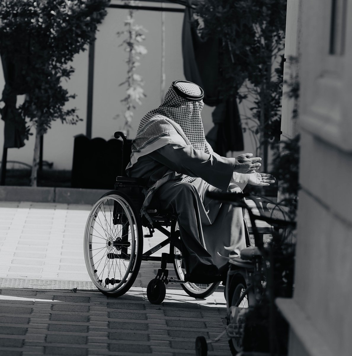 هو شيخ كبير، مقعد الجسد، لكنه عظيم الهمة. أفنى عمره في تربية أبنائه، لم يعرف الراحة يوماً، ولا طلب من الدنيا شيئاً لنفسه، بل كانت سعادته في أن يرى أبناءه رجالاً يُشهد لهم بالصلاح والخلق الحسن.

#تصويري