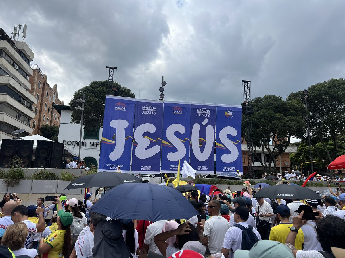 Bucaramanga es una tierra bendecida por Dios. 

Hoy caminamos por la paz de nuestro país. Estos tiempos difíciles no podemos afrontarlos solos, necesitamos a Jesús para enfrentar cada reto y oportunidad. #MarchaPorJesús 🇨🇴🙏🏻