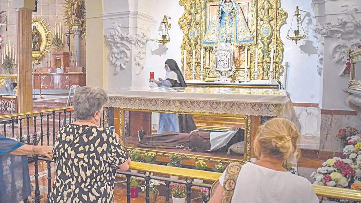 Cuarto con derecho a cocina en un corral de vecinos.  

Hoy se cumplen 150 años de la fundación de las Hermanas de la Cruz. Ángela Guerrero, con otras tres mujeres, iniciaron el trabajo en una casa de la calle San Luis, el Moscú sevillano 

#CalleRioja 

diariodesevilla.es/sevilla/cuarto…