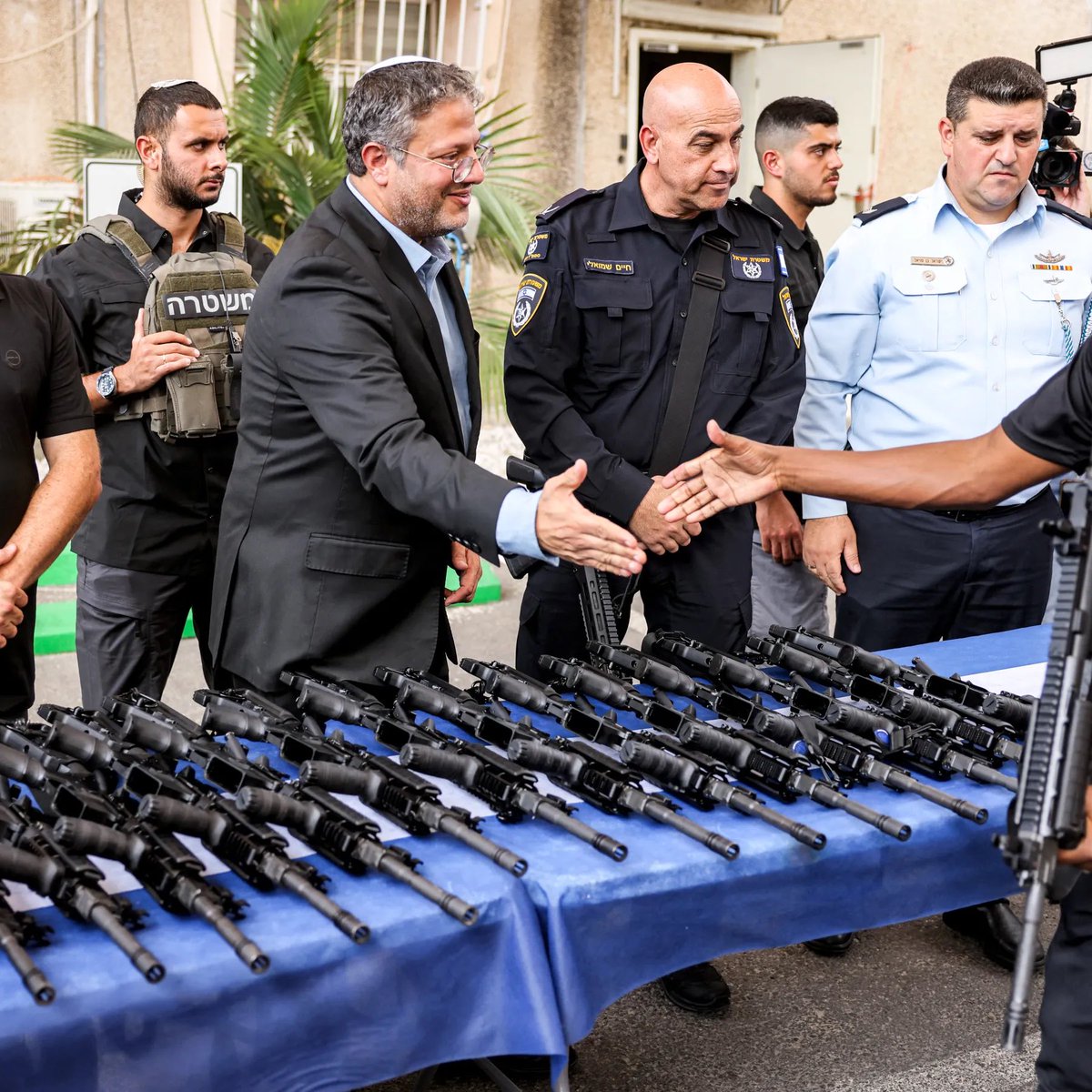لحظة تسليم الجيش الاسرائيلي لـ مستوطنية الورود واغصان الزيتون من اجل السلام والتعايش.
