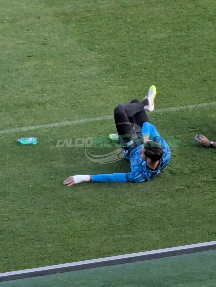 Alex #Meret continua ad allenarsi a parte dopo i problemi alla mano sinistra accusati durante un allenamento di qualche giorno fa 
#SscNapoli #RitiroNapoli #CasteldiSangro
📸 <a href="/calciomercatoit/">calciomercato.it</a>