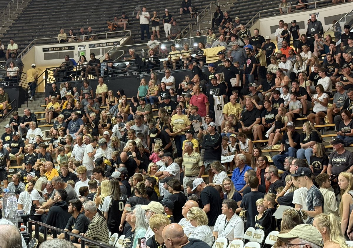 That mob of people lining up in the aisle? Yeah, Zach Edey just walked into Mackey. Instant rush toward him for autographs.