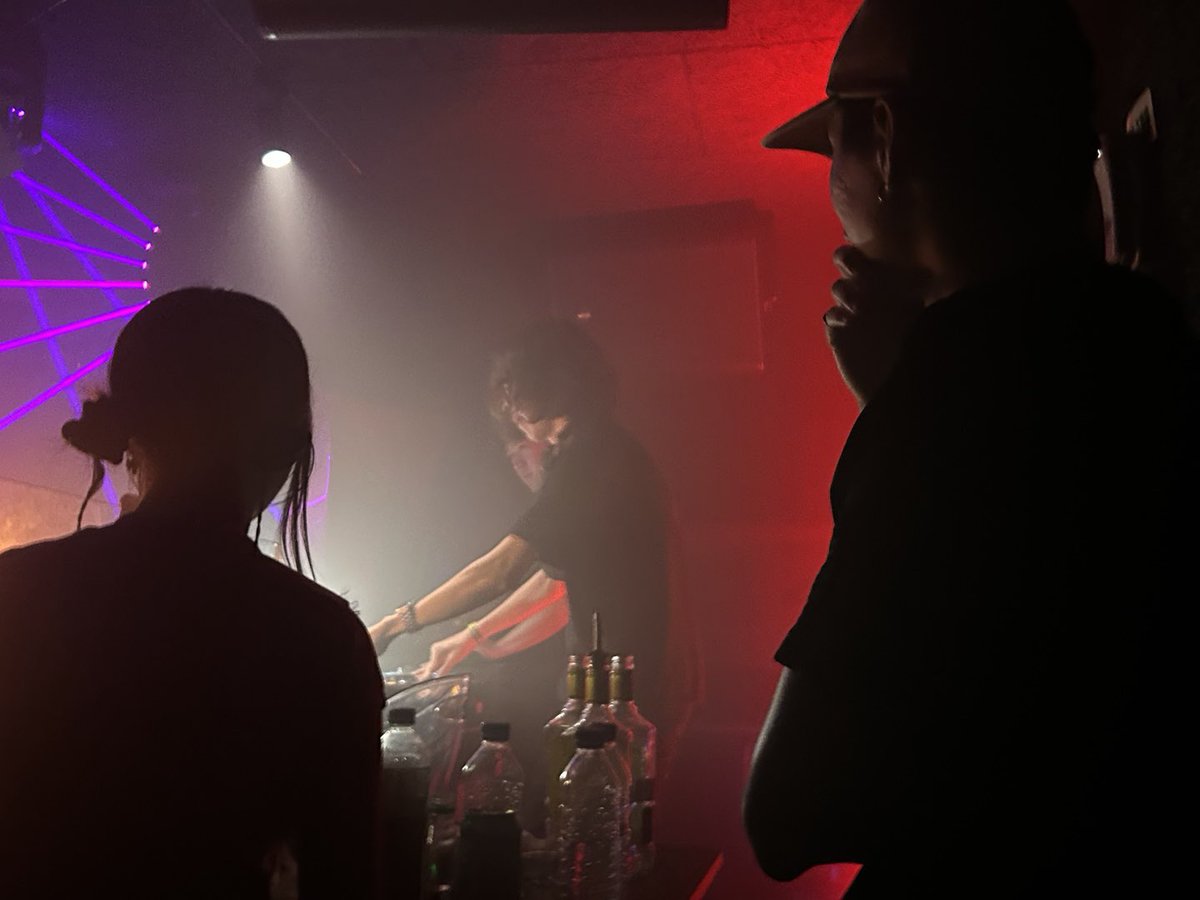 요일바님 <a href="/JEBsensei/">J.E.B</a> 케이팝 클로징 셋을 지켜보는 디제이들 …

저는 어제 악마를 보았습니다