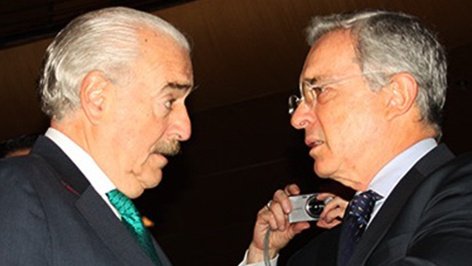 - Qué afortunado tú, Álvaro, encerrado con una condenada de 12 años.
- Condena, doctor Pastrana, condena.
- Ahhh... 😳