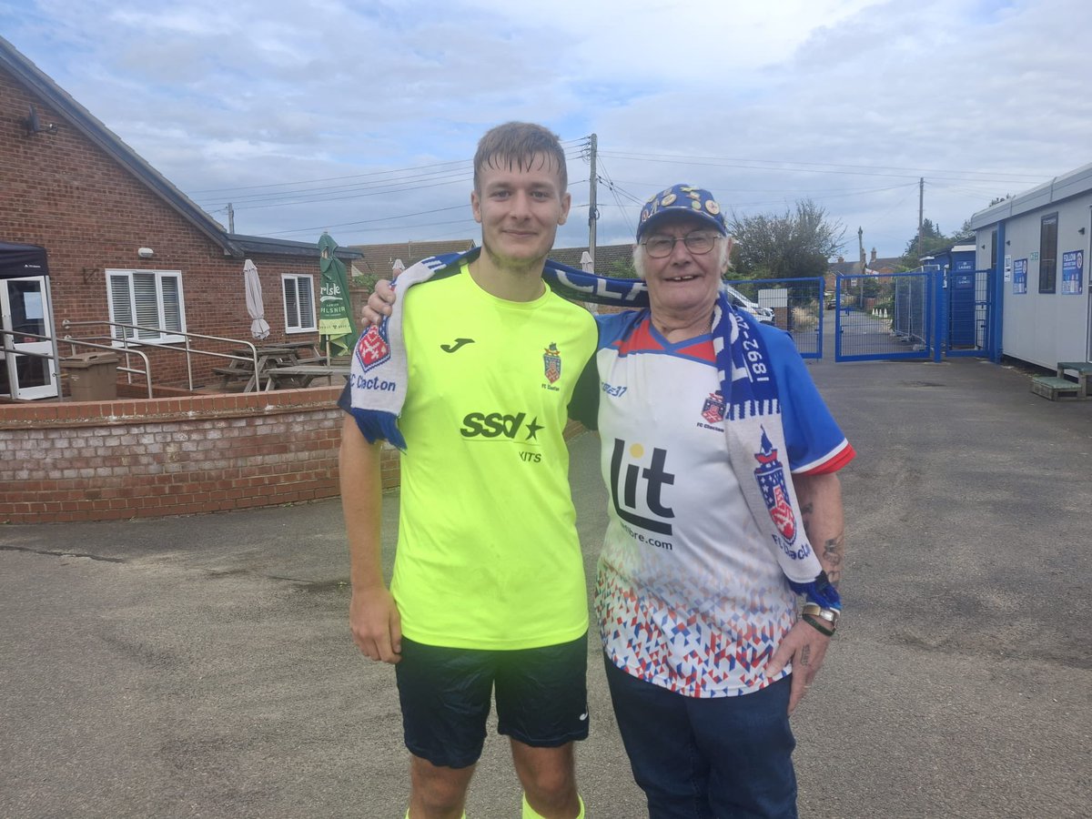🚨| MOTM:

Today’s <a href="/litfibre/">Lit Fibre</a> Man of the Match is Ben Sargeant!👏🏻👏🏻

Pictured with loyal supporter Vic Davis!💙❤️

#Seasiders #FCC #Clacton #Essex