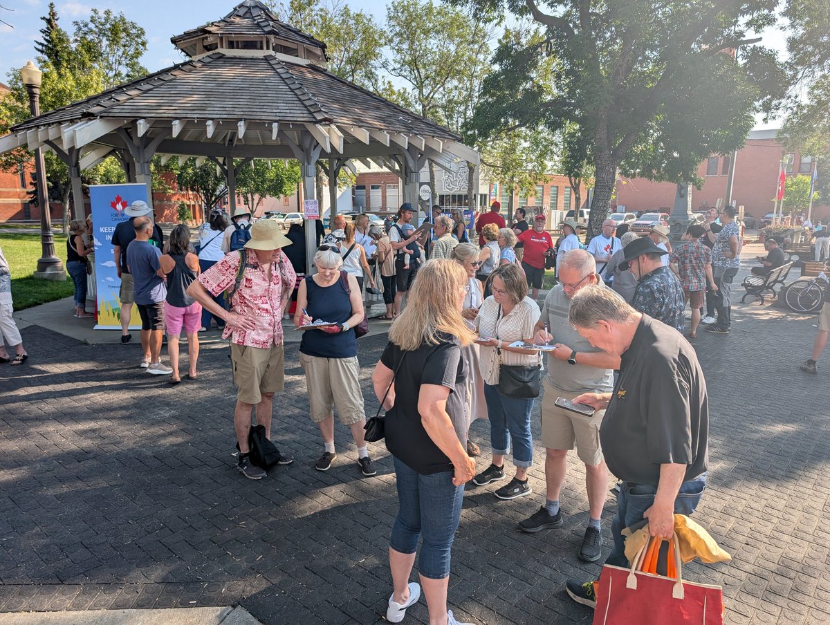 Beyond proud to sign the forever-canadian.ca petition in Old Strathcona this morning. 

Alberta is better in Canada, and Canada is better with Alberta. #ableg

Thanks for putting this on <a href="/LukaszukAB/">Thomas A. Lukaszuk</a>