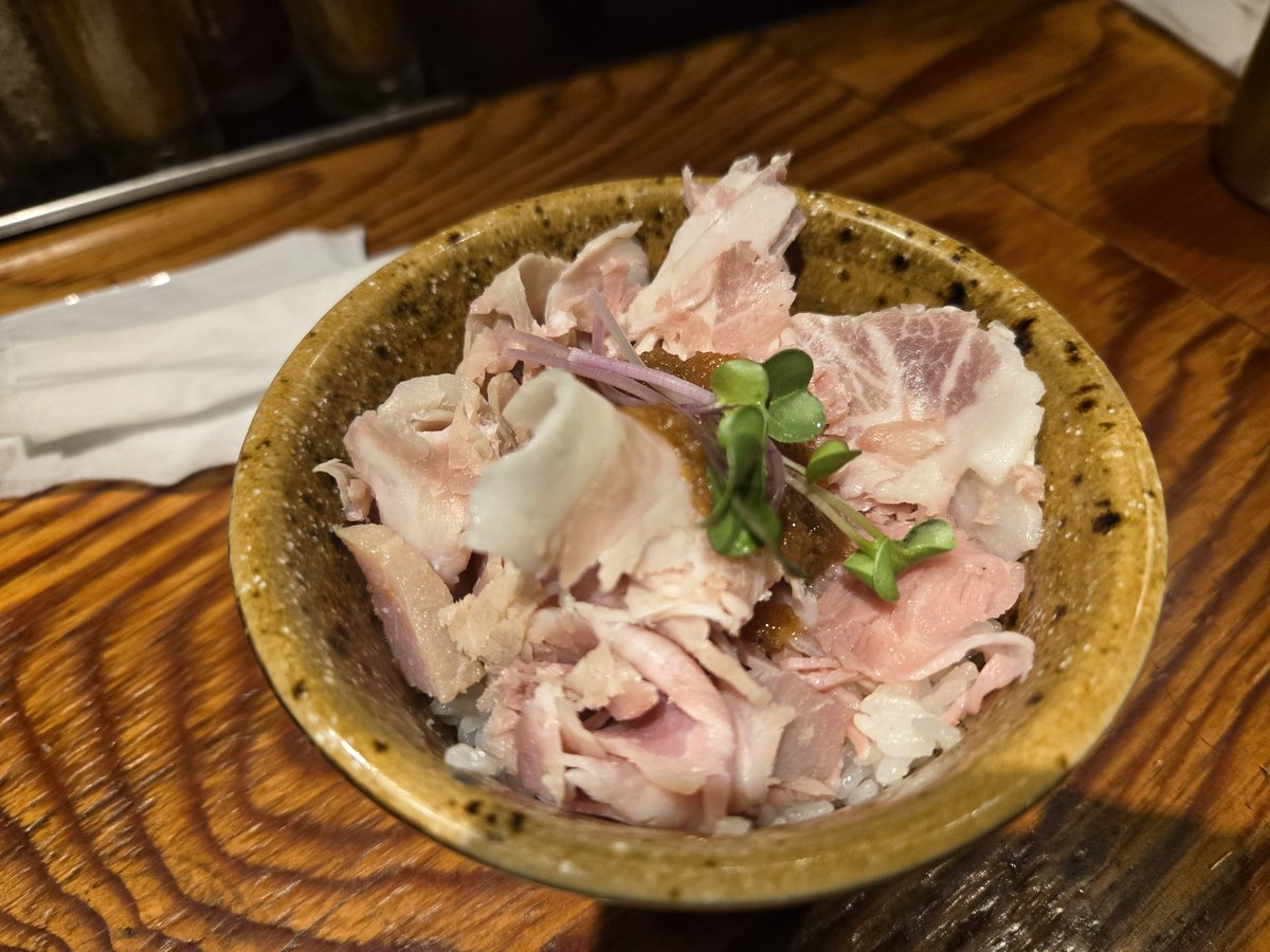 今日(昨日)ラーメン2杯食べてどっちも完飲した
おかげで今めっちゃ喉乾いてるw

江古田のラハメンヤマン
鶏の冷た〜い塩らはッ！(1100円、お守り無料)

横浜の浜虎
コク醤そば(950円、大盛り無料)
肉飯(350円)