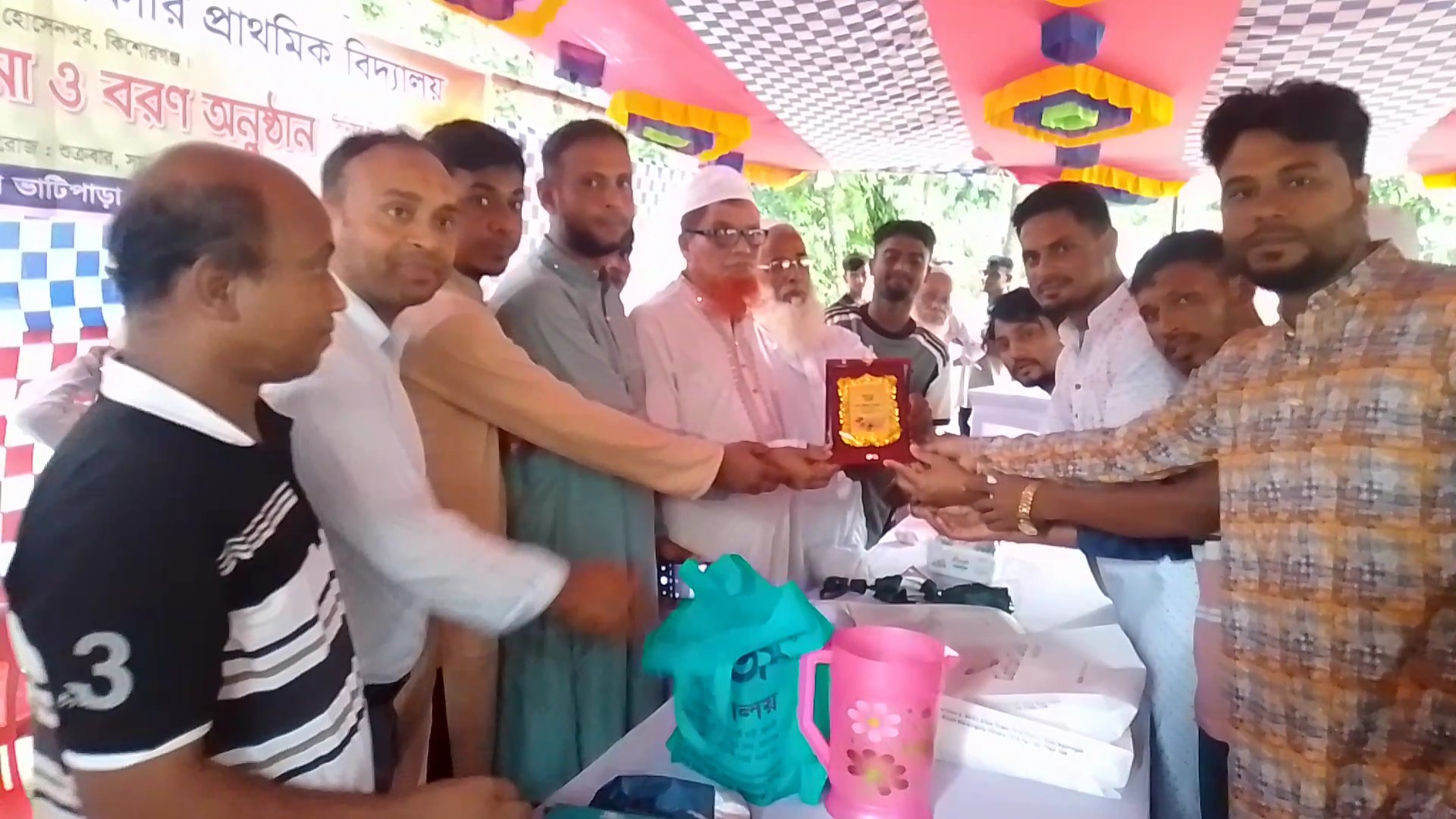 হোসেনপুরের গ্রামের স্কুলে প্রধান শিক্ষকসহ তিন শিক্ষককে বিদায় সংবর্ধনা