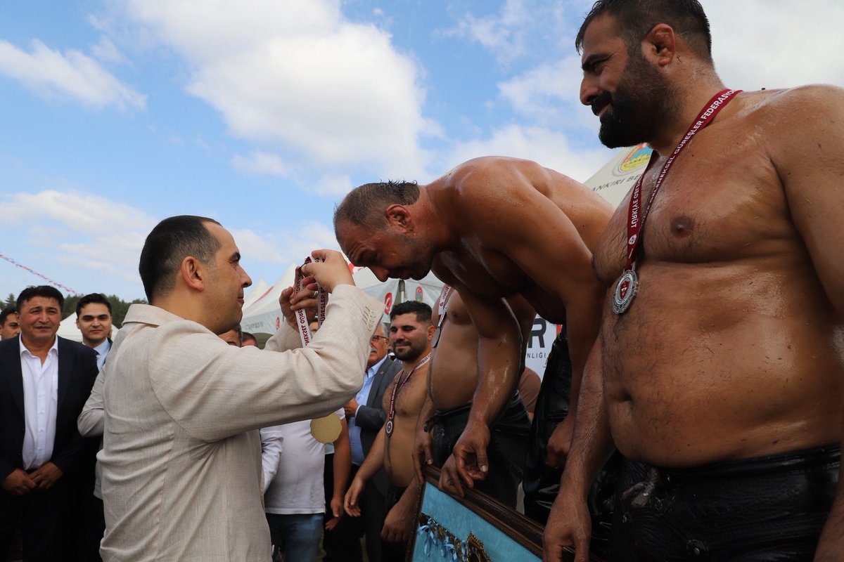 Valimiz Sn. <a href="/firattasolar/">M. Fırat Taşolar</a>, 48. Geleneksel Yapraklı Yağlı Güreşlerine katıldı.

Çok sayıda pehlivanın katıldığı güreş kıran kırana mücadelelere sahne oldu. 

Baş güreşini kazanan Ali Gürbüz 48. Geleneksel Yapraklı Yağlı Güreşleri Başpehlivanı olurken madalyasını Valimiz Sn.