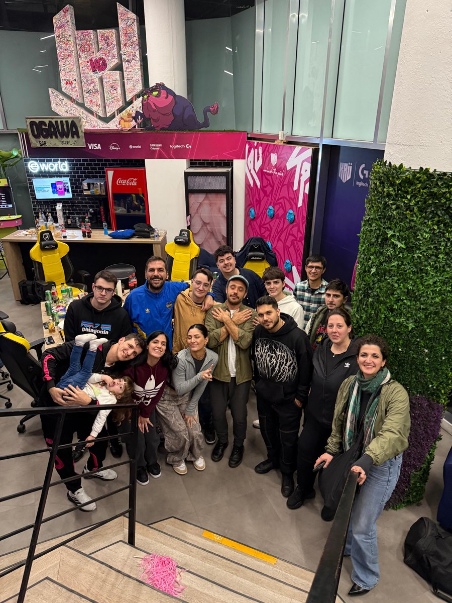 Comidita y gin tonics con los excompas de <a href="/KRUesports/">KRÜ</a>