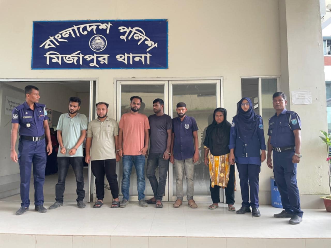 মির্জাপুরে চাঁদা দাবির অভিযোগে এক নারীসহ ৬ জন গ্রেপ্তার