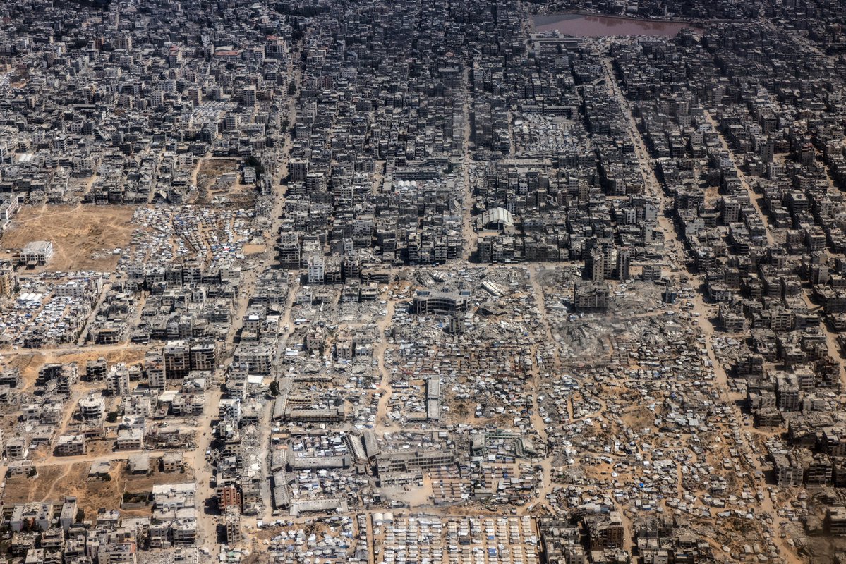 Evan Hill (@evanhill) on Twitter photo Aerial image of Gaza City, encompassing roughly the area of the Sheikh Radwan neighborhood, taken Wednesday by <a href="/Heidiphotos/">heidi levine</a> Aerial image of Gaza City, encompassing roughly the area of the Sheikh Radwan neighborhood, taken Wednesday by <a href="/Heidiphotos/">heidi levine</a>