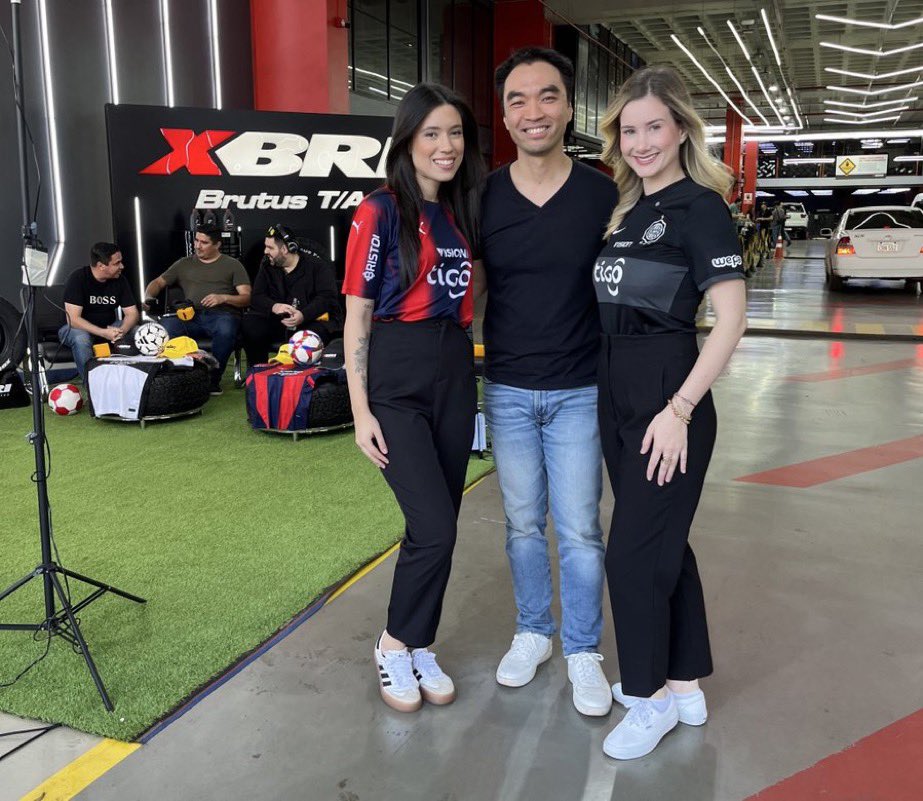 somosciclon's tweet image. Las chicas de xbri, los regalos, la cargada del enano hdp, el cerrista cantando stop crying your heart out de Oasis, Ariel en la moto con la conservadora, los buses y las entrevistas en las calles. Prime total la edición CDE de Cardinal.