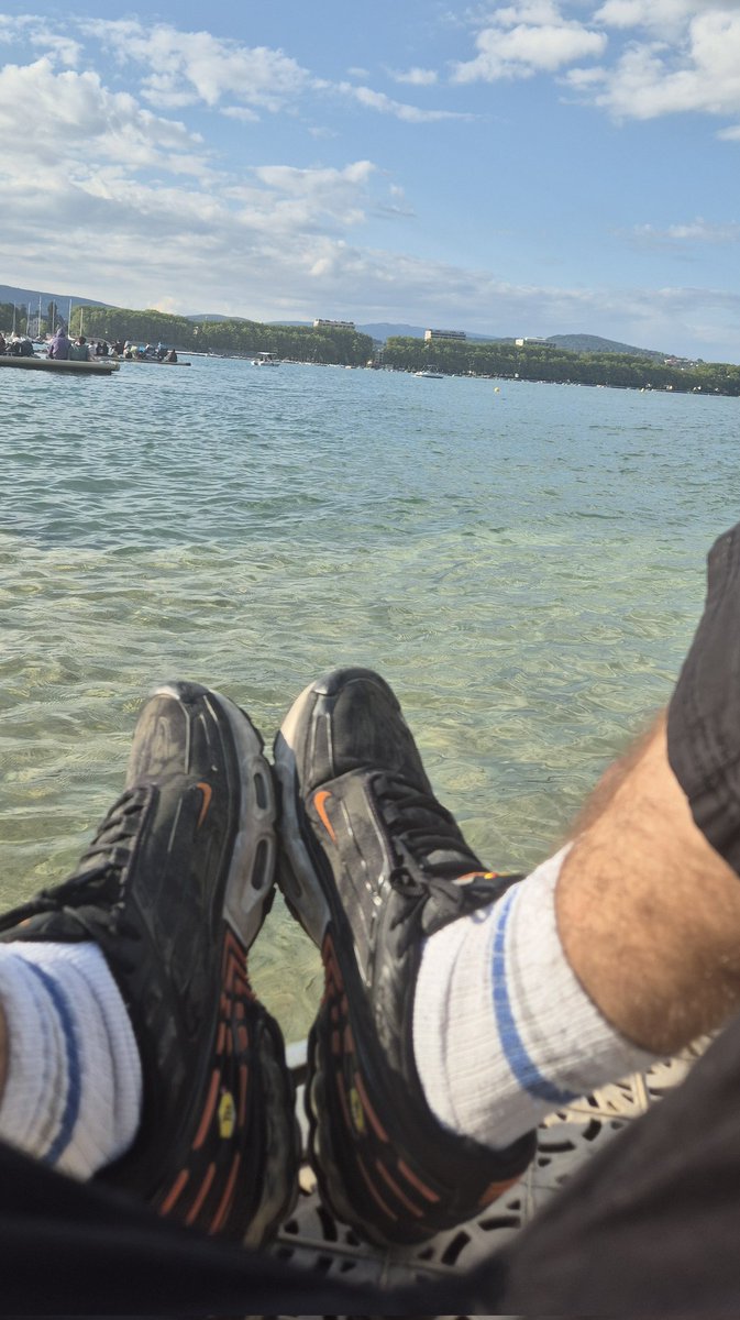 On n’est pas bien là les Xboy ? .... manque juste un b0uffon pour que je m'amuse à l'arroser en attendant le feu d'artifice avec mes potos ... ou un pigeon pour me divertir pdt l'attente ... 😏👇🧎‍♂️💸🔥😈