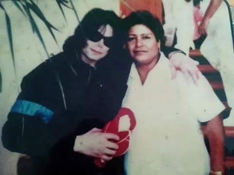 Alguien que sepa de Photoshop y pueda mejorar esta fotografía de mi madre con Michael Jackson, la foto se tomó en Acapulco en el 2004.