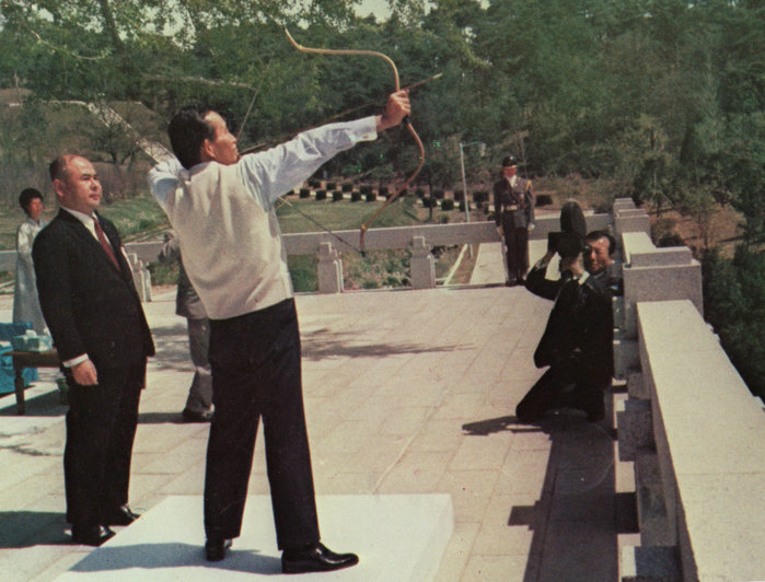 Daily ParkPosting #4

28/4/1973: President Park participating at the annual commemoration of Admiral Yi Sun Sin at the Hyŏnch’ungsa shrine, Asan county, south Chungcheong