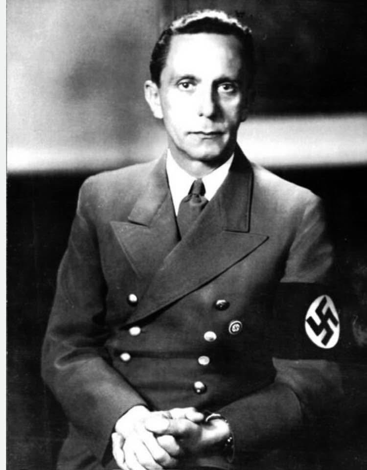 🤔À méditer ⤵️

Joseph Goebbels, ministre de la Propagande du IIIe Reich a mis au point une stratégie de propagande et des mécanismes puissants de manipulation de masse repris dans la désinformation actuelle. 

L’efficacité de ces principes a été décuplée par les réseaux sociaux