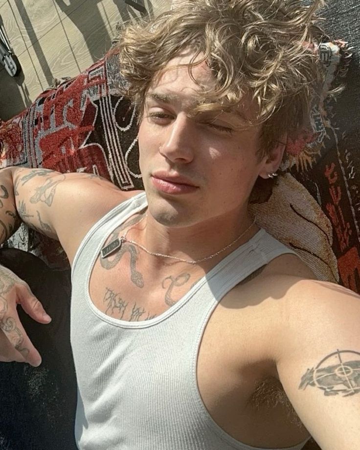 WS0LACE's tweet image. little me                                             big me