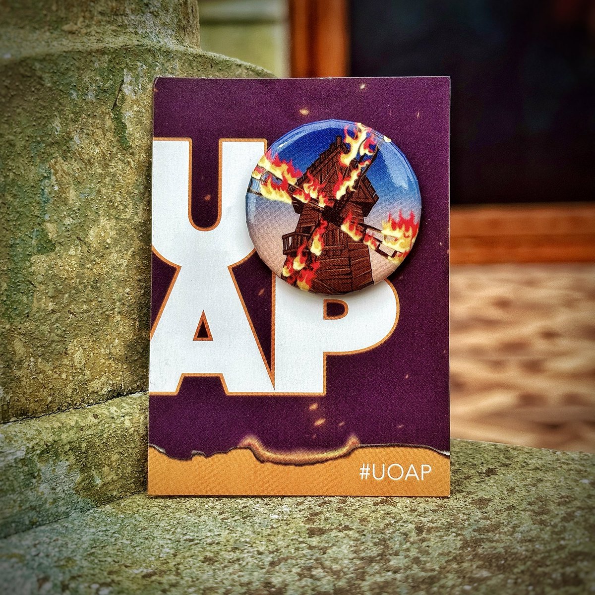 TuckBeck's tweet image. Checkout this “Epic” button that was just released to @UniversalORL Passholders! It’s themed after The Burning Blades in Darkmoor, &amp;amp; can be picked up for FREE at either The Tonight Shop, or the UOAP Lounge. 🔥🖤🔥
.
#UniversalStudiosBlogger #UOAP
#EpicUniverse #UniversalStudios