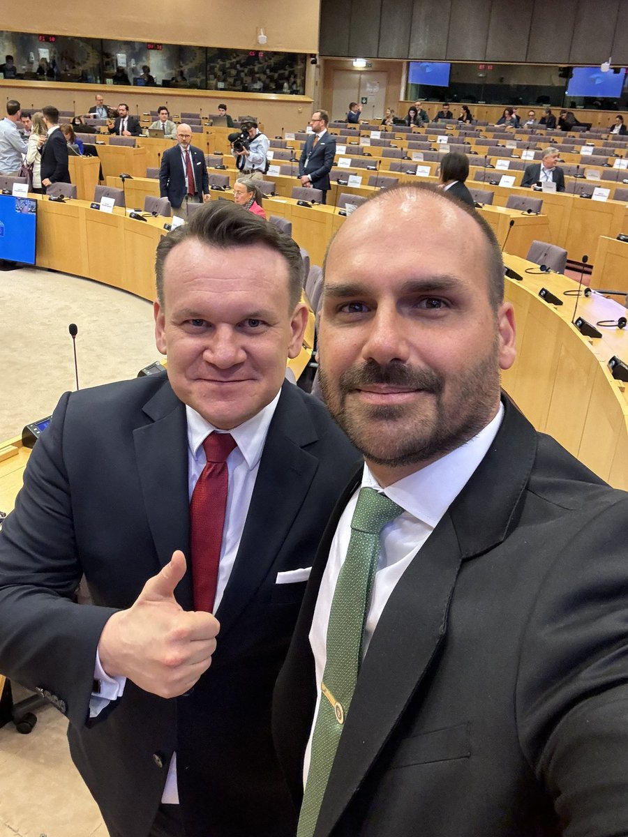 Eduardo Bolsonaro🇧🇷 (@bolsonarosp) on Twitter photo 🇵🇱Acabei de gravar uma conversa muito interessante - ou aterrorizante para alguns - com o Eurodeputado polonês <a href="/D_Tarczynski/">Dominik Tarczyński MEP</a> falando sobre seu trabalho junto com colegas para sancionar Moraes na Europa.
Ele também enviou mensagens aos brasileiros que vão as ruas amanhã! 🇵🇱Acabei de gravar uma conversa muito interessante - ou aterrorizante para alguns - com o Eurodeputado polonês <a href="/D_Tarczynski/">Dominik Tarczyński MEP</a> falando sobre seu trabalho junto com colegas para sancionar Moraes na Europa.
Ele também enviou mensagens aos brasileiros que vão as ruas amanhã!