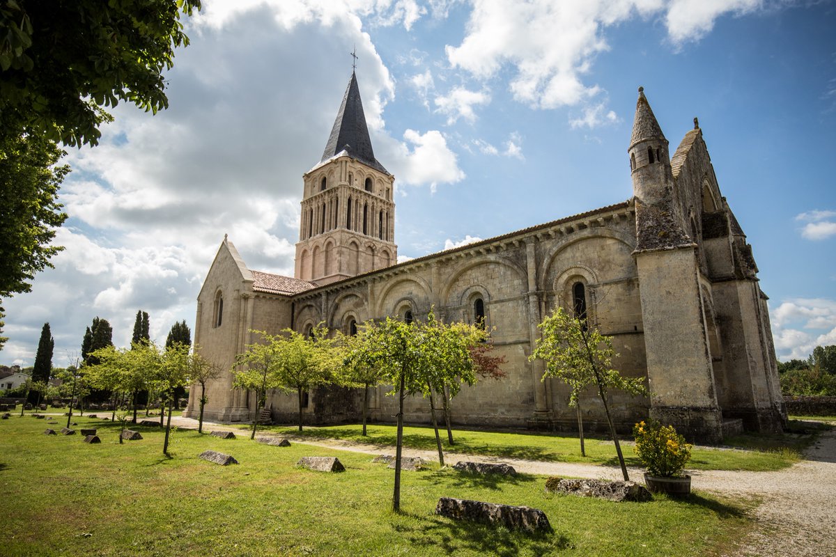 🚨⛪ À peine INAUGURÉE après quinze années de RESTAURATION, l’église Saint-Pierre d’Aulnay-de-Saintonge, en Charente-Maritime, a été VANDALISÉE par des individus qui ont ABÎMÉ un pupitre et TENTÉ de FORCER la sacristie.