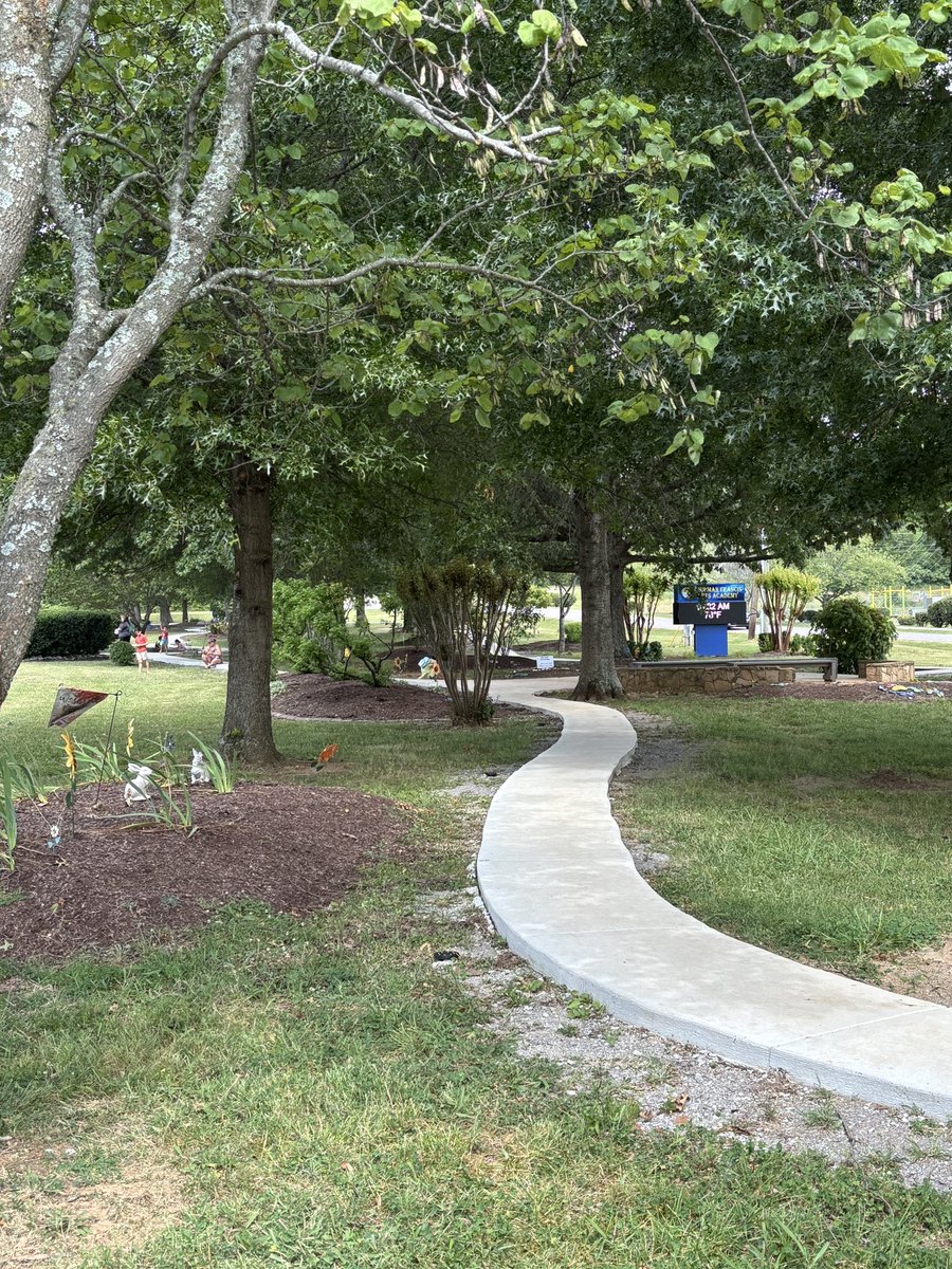 mrsjgehrke's tweet image. TFAA Campus Clean-up Day!  So many hands working together, and the results are amazing.  We are ready to get the new school year started! #theHeARTofExcellence @TFAA_Rams @DrMarkJGonyea