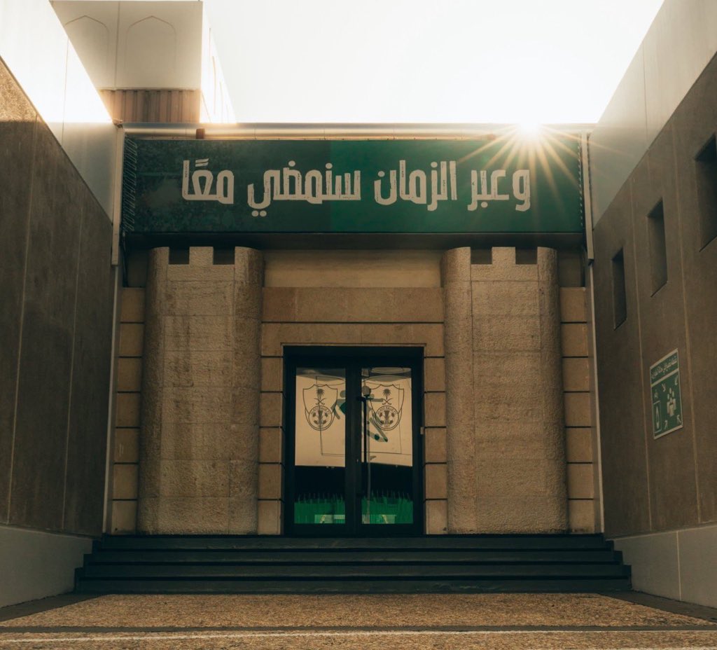 شهادة لله ..

انا لا اعلم من يُدير #الاهلي حاليا حيث انه بلا رئيس تنفيذي وبلا مدير رياضي ومع ذلك النادي يُصدر بيان توضيحي شجاع للجمهور ويُدار على اكمل وجه من حيث التعاقدات والتخلص من اللاعبين بأقل الخسائر بل بالربح أيضاً ، ومن يعلم عن تفاصيل المفاوضات الحالية لشكر من يدير النادي.