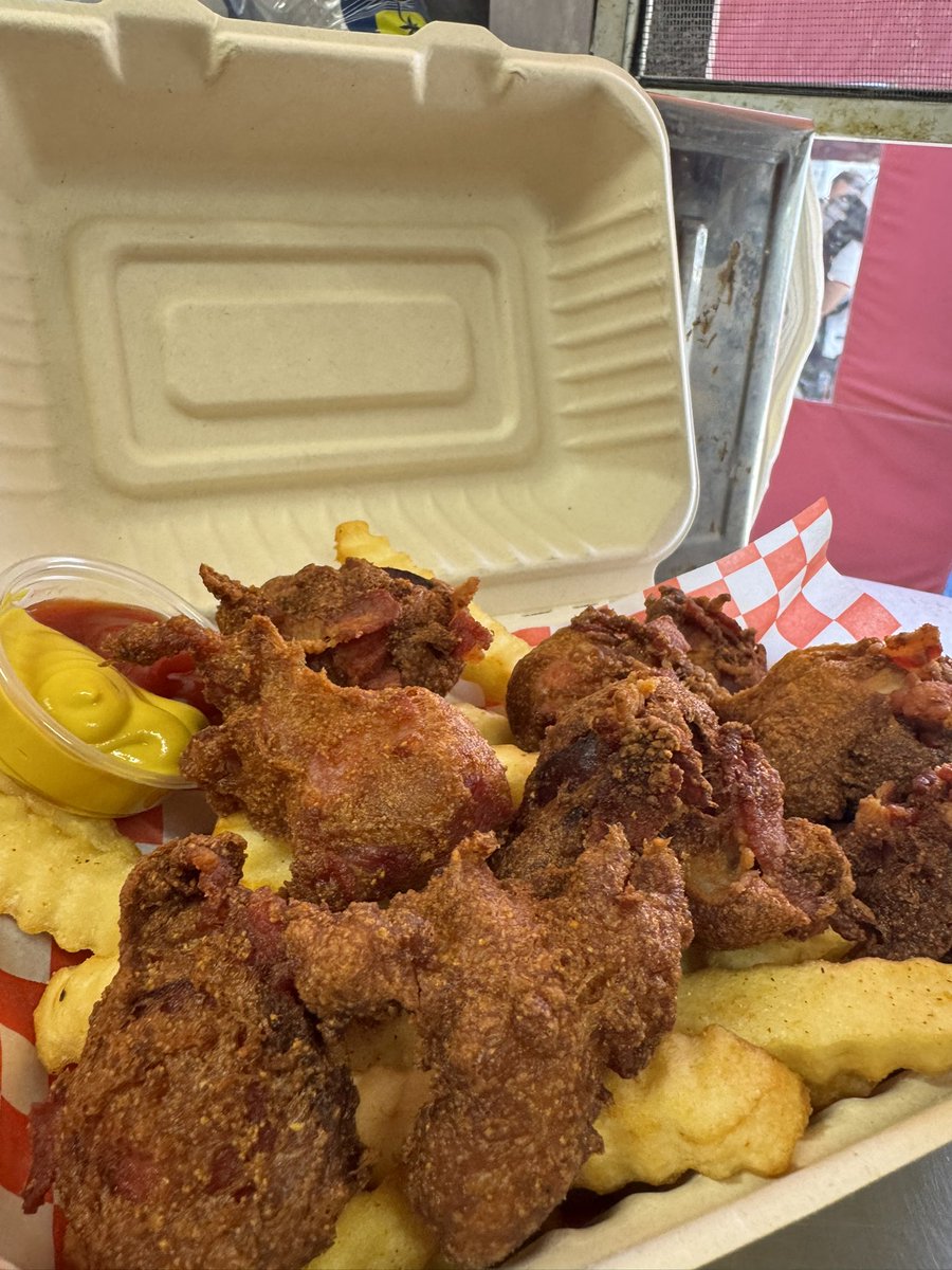 Batter Up Truck is at Spark Social SF for lunch and dinner. Come ask for our secret menu item: Bacon Battered Corndog Bites! 
.
.
.
.
.
#batterupsf #batteruptruck #corndog #bitesize #bacon #fresh #sauce #sparksocialsf #sffoodie #bayareaeats #togo #weekendvibes #sfgiants #yum